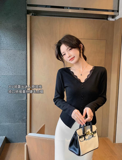【意大利口樱西玛ENXIMANE·法式V领蕾丝拼接打底衫】今年蕾丝元素狠流行，巨纯欲迷人四单穿鲁穿都超级美!必买精致内搭!!法式蕾丝+合身廓形衬得人很温婉，螺纹针织面料，QQ弹弹舒适亲肤 商品图1