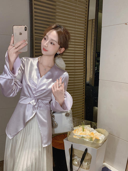 张心子【流光丝滑】春款V领褶皱醋酸气质显瘦上衣 U2502050 商品图3