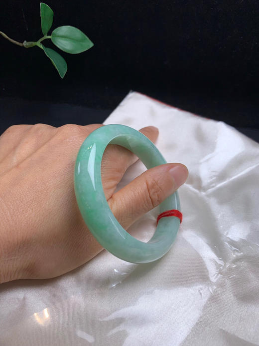 612328，57.3果绿底正圈手镯， 版型不错，整圈带清新果绿底 ，底妆略有些颗粒感 商品图5