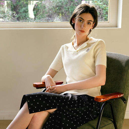 欧芮儿2025夏季新款西装领设计通勤风印花刺绣毛针织T恤女上衣 商品图3