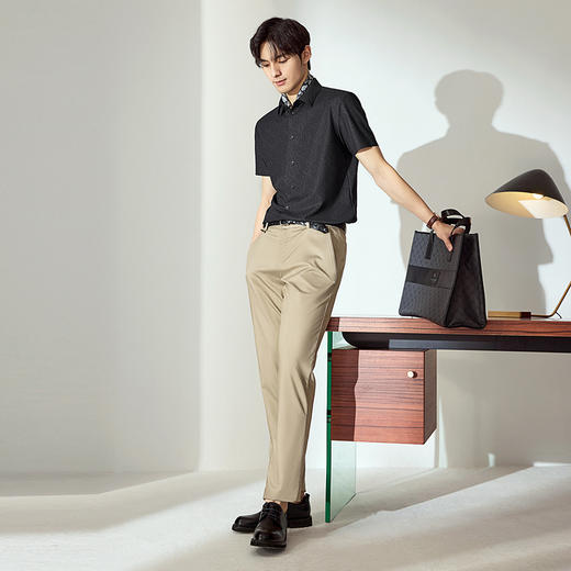 【高端系列/无缝工艺】柒牌四面弹短袖衬衫男夏季新品时尚潮流字母印花衬衣128A70870 商品图3