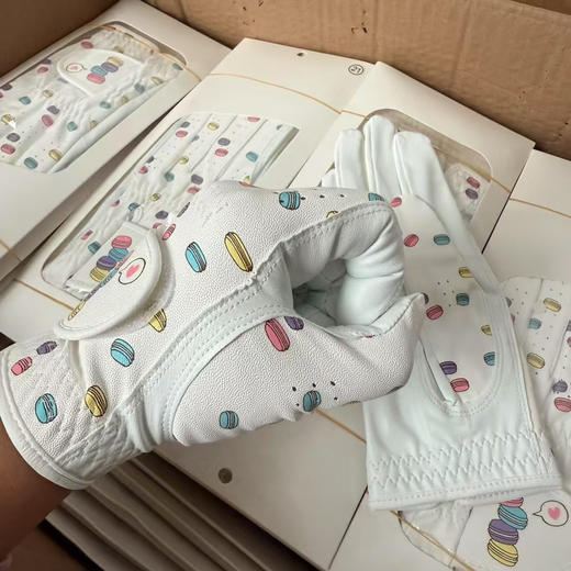 外贸原单马卡龙高尔夫球女士手套 双手 手背PU掌心仿皮感，布面 小清新卡通款手套 特价79一副
码数18-19-20-21
偏小一点点 商品图2