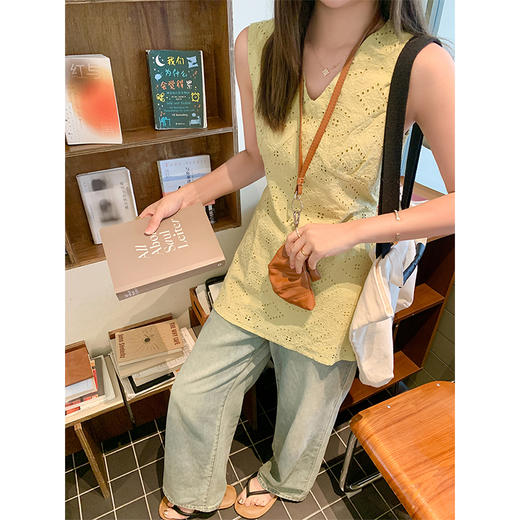 <曾小咸推荐>韩系气质v领黄色镂空绑带收腰无袖衬衫 商品图2