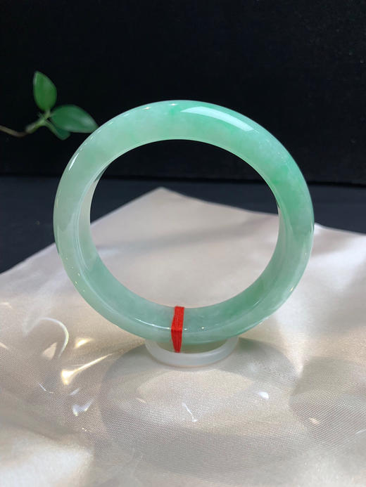 612328，57.3果绿底正圈手镯， 版型不错，整圈带清新果绿底 ，底妆略有些颗粒感 商品图0