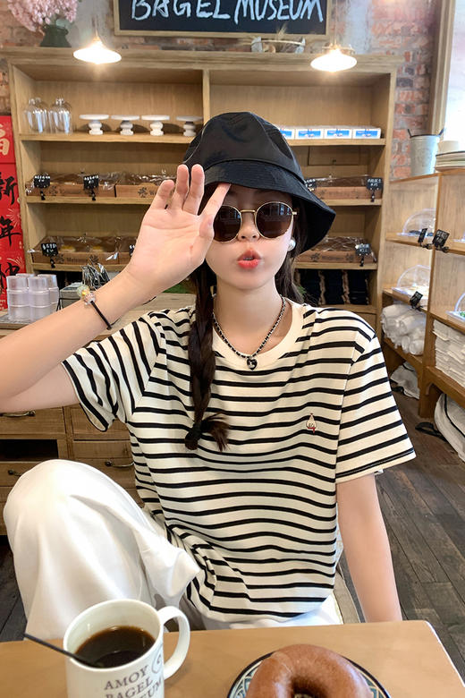 <曾小咸推荐>休闲百搭黑杏条纹宽松圆领短袖T恤 商品图5