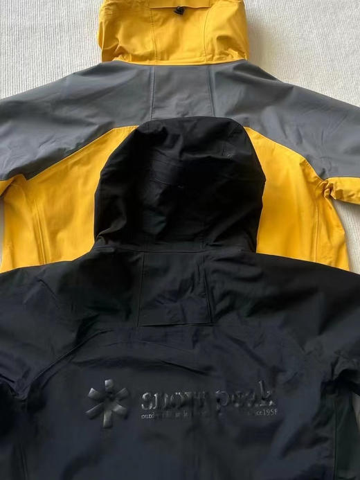 正品日单Snow Peak 雪峰 x TONEDTROUT 联名款海外限定 户外钓鱼连帽冲锋衣夹克，男女同款

颜色：黄色 黑色
尺码：s m l xl
原价57200日元 商品图5