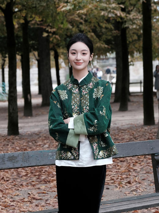 盛唐牡丹| 孔雀宝相鸣春图手推绣外套(限量款-售完不补) 商品图1