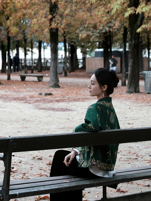 盛唐牡丹| 孔雀宝相鸣春图手推绣外套(限量款-售完不补) 商品图4