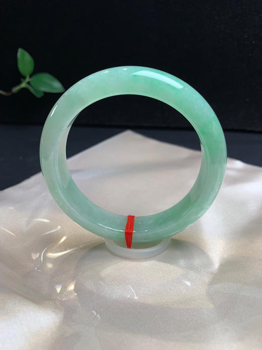 612328，57.3果绿底正圈手镯， 版型不错，整圈带清新果绿底 ，底妆略有些颗粒感 商品图3