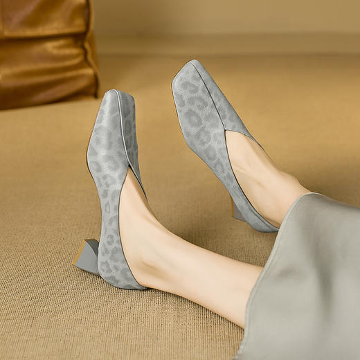 【预售5天】气质女神必备真皮柔软豹纹方头V口粗跟单鞋MBJR&6822-1 商品图0