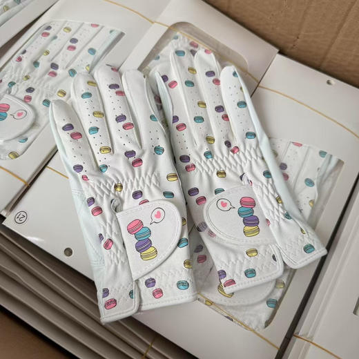 外贸原单马卡龙高尔夫球女士手套 双手 手背PU掌心仿皮感，布面 小清新卡通款手套 特价79一副
码数18-19-20-21
偏小一点点 商品图0