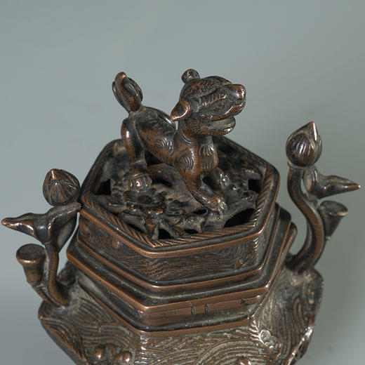 清 铜六角莲花纹瑞兽钮香炉 商品图2