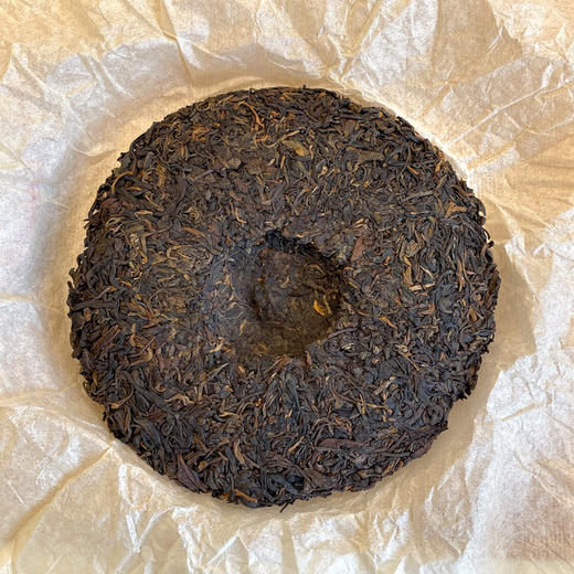 1999年（资料与市场都按这个年份，更准确应该是1999年筹备2000年出厂）海湾茶厂建厂首批产品7068青饼普洱老生茶 红版绿印野生饼茶批次 邹炳良先生倾心之作 干仓真品甜柔茶香回甘好 单片标价 商品图12