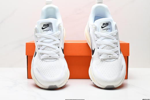 耐克NIKE VOMERO 18舒适减震防滑低帮休闲运动跑步鞋HM6803-101男女鞋 商品图6