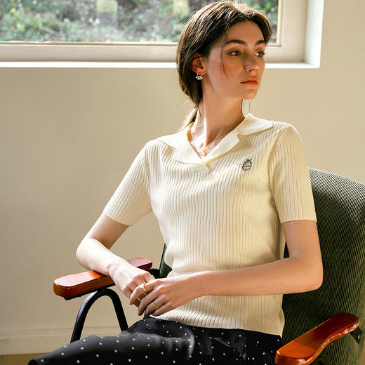 欧芮儿2025夏季新款西装领设计通勤风印花刺绣毛针织T恤女上衣 商品图2