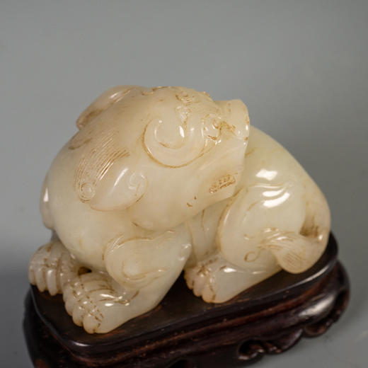 清 玉雕瑞兽摆件（红木座） 商品图2