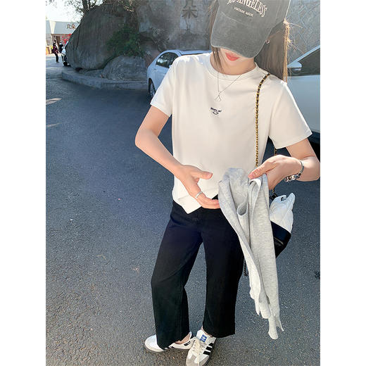 <曾小咸推荐>韩系简约笑脸刺绣正肩短袖T恤 商品图1