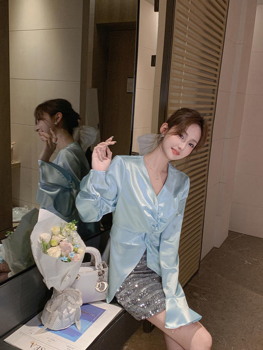 张心子【流光丝滑】春款V领褶皱醋酸气质显瘦上衣 U2502050 商品图4