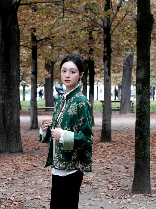 盛唐牡丹| 孔雀宝相鸣春图手推绣外套(限量款-售完不补) 商品图3