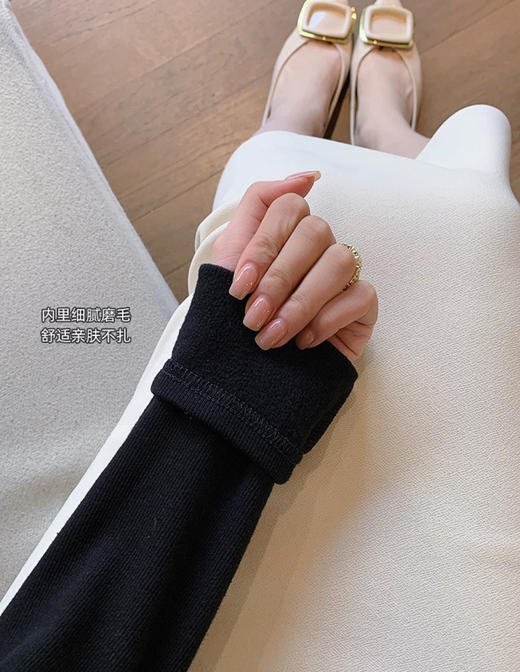 【意大利口樱西玛ENXIMANE·法式V领蕾丝拼接打底衫】今年蕾丝元素狠流行，巨纯欲迷人四单穿鲁穿都超级美!必买精致内搭!!法式蕾丝+合身廓形衬得人很温婉，螺纹针织面料，QQ弹弹舒适亲肤 商品图3