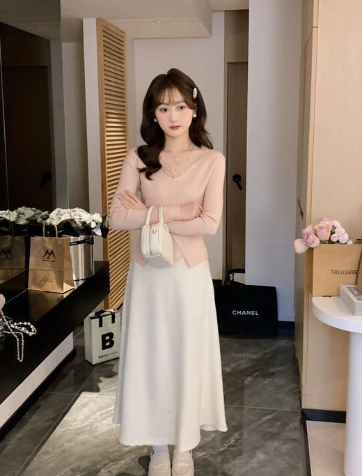 【意大利口樱西玛ENXIMANE·法式V领蕾丝拼接打底衫】今年蕾丝元素狠流行，巨纯欲迷人四单穿鲁穿都超级美!必买精致内搭!!法式蕾丝+合身廓形衬得人很温婉，螺纹针织面料，QQ弹弹舒适亲肤 商品图4