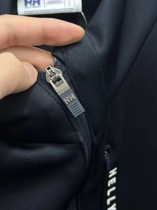 正品HH春夏款聚酯纤维立领外套，两侧口袋内兜 超大口袋空间，不变形 随时保持风度，全身四处拉链设计logo，面料亲肤 现货发
尺码：M L XL XXL 商品图5
