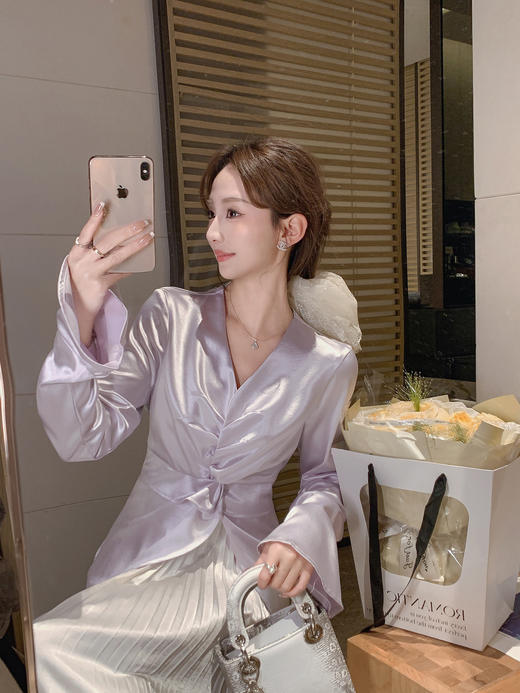 张心子【流光丝滑】春款V领褶皱醋酸气质显瘦上衣 U2502050 商品图9