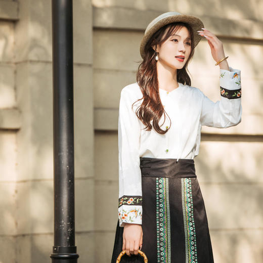 【林栖设计小店】2025春绣花复古气质百搭新中式衬衣1942513 商品图0