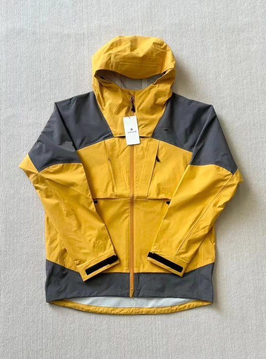 正品日单Snow Peak 雪峰 x TONEDTROUT 联名款海外限定 户外钓鱼连帽冲锋衣夹克，男女同款

颜色：黄色 黑色
尺码：s m l xl
原价57200日元 商品图1