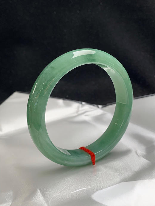612336，57圈口，糯化油绿底正圈平安镯，满全底色，底子细腻 商品图1