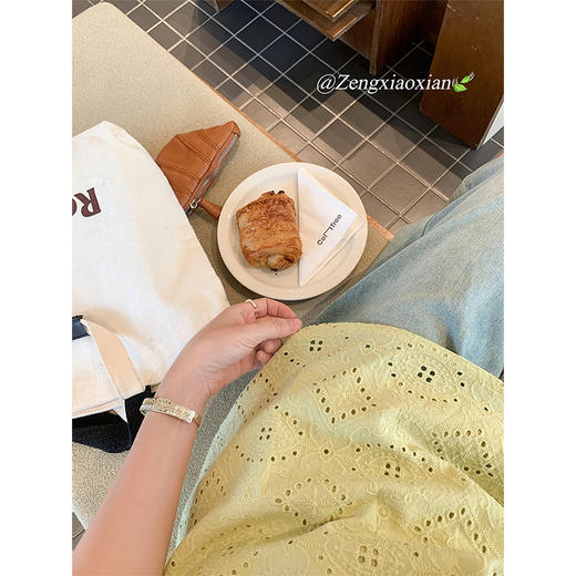 <曾小咸推荐>韩系气质v领黄色镂空绑带收腰无袖衬衫 商品图1