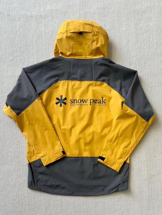 正品日单Snow Peak 雪峰 x TONEDTROUT 联名款海外限定 户外钓鱼连帽冲锋衣夹克，男女同款

颜色：黄色 黑色
尺码：s m l xl
原价57200日元 商品图3