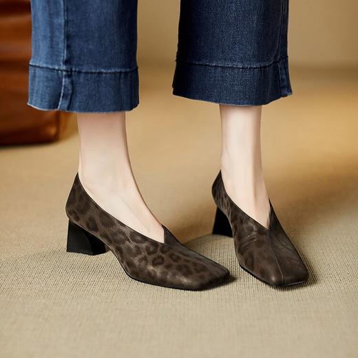 【预售5天】气质女神必备真皮柔软豹纹方头V口粗跟单鞋MBJR&6822-1 商品图1