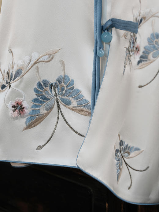 盛唐牡丹| 花舞蝶梦手推绣真丝外套(蓝色扣子) 商品图4