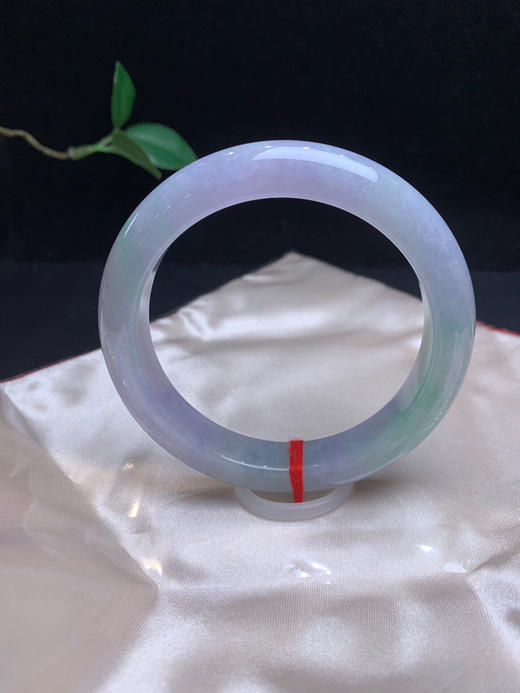 612342，61.8春彩大圈口手镯，有紫有绿，紫色见光不失色，上手效果漂亮，略有些颗粒感 商品图3