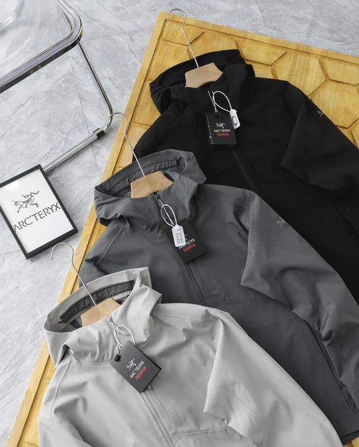 点此购买 始祖鸟男士商务系列防风防泼水全压胶连帽冲锋衣外套 LL 310759 商品图9