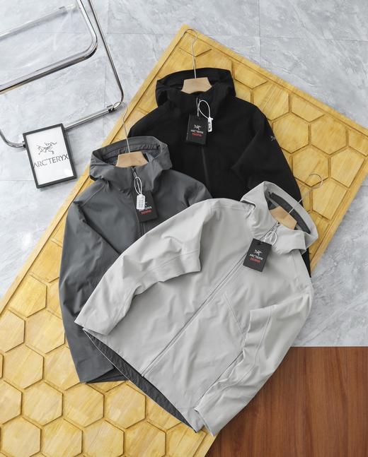 点此购买 始祖鸟男士商务系列防风防泼水全压胶连帽冲锋衣外套 LL 310759 商品图0