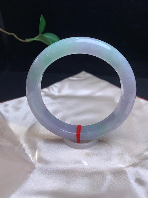 612342，61.8春彩大圈口手镯，有紫有绿，紫色见光不失色，上手效果漂亮，略有些颗粒感 商品图0