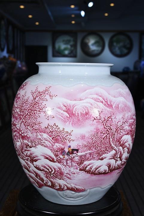 玛瑙红雪景山水赏瓶 商品图0