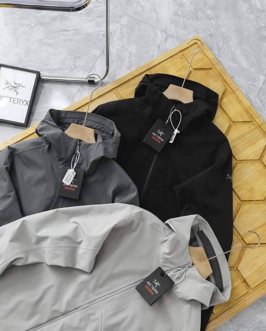 点此购买 始祖鸟男士商务系列防风防泼水全压胶连帽冲锋衣外套 LL 310759 商品图7