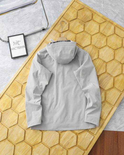 点此购买 始祖鸟男士商务系列防风防泼水全压胶连帽冲锋衣外套 LL 310759 商品图4