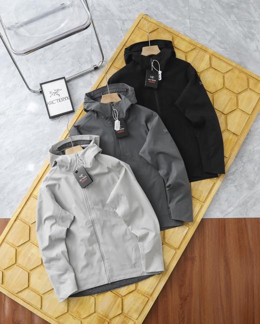 点此购买 始祖鸟男士商务系列防风防泼水全压胶连帽冲锋衣外套 LL 310759 商品图8