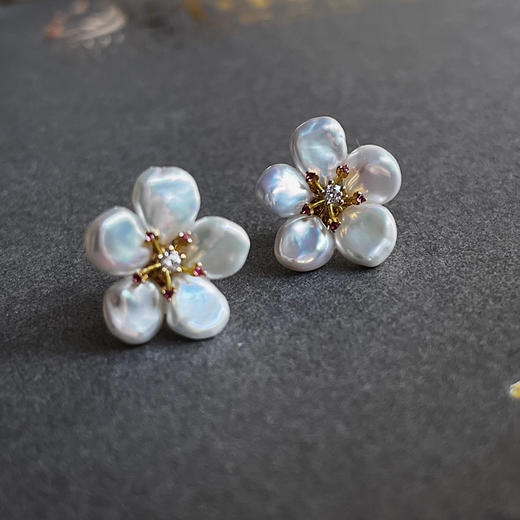 花语K金版 18K镶钻石、粉色蓝宝石和天然巴洛克形淡水珍珠耳钉 商品图0