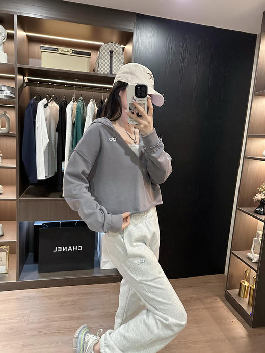 Alo印花连帽大V领三色卫衣舒适不拘束的户外chic感！高阶潮人不能错过的（EJ） 商品图13