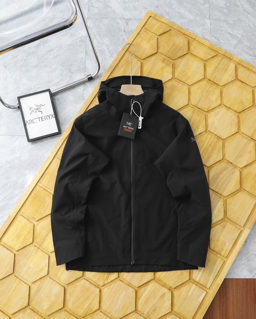 点此购买 始祖鸟男士商务系列防风防泼水全压胶连帽冲锋衣外套 LL 310759 商品图1