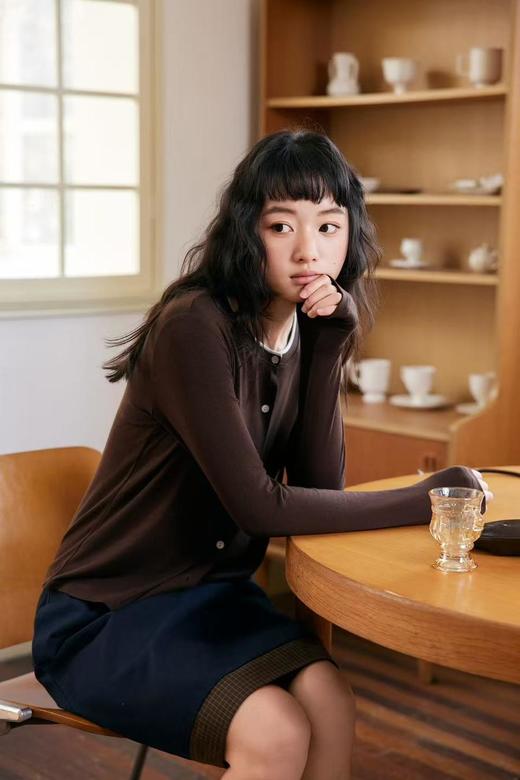 「显瘦纸片人」MIU系法式假两件圆领撞色开衫，进口莱赛尔醋纤美利奴羊毛面料，触感亲肤，4色任选，通勤休闲都适配长裤/长裙/短裤/短裙随便搭 商品图7