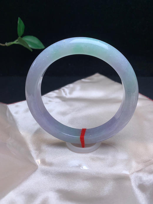 612342，61.8春彩大圈口手镯，有紫有绿，紫色见光不失色，上手效果漂亮，略有些颗粒感 商品图2