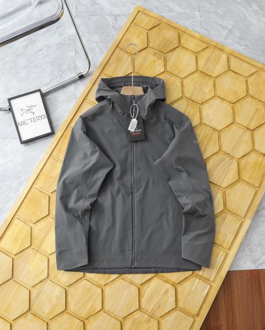 点此购买 始祖鸟男士商务系列防风防泼水全压胶连帽冲锋衣外套 LL 310759 商品图2