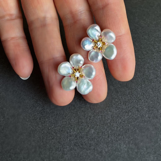 花语K金版 18K镶钻石、粉色蓝宝石和天然巴洛克形淡水珍珠耳钉 商品图2