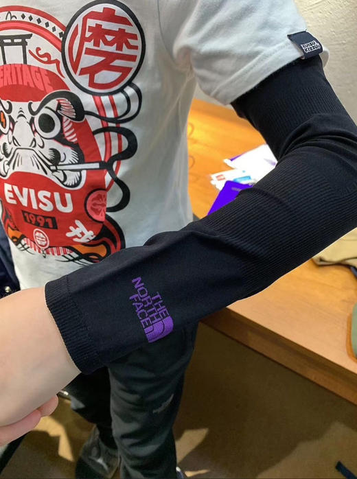 日本限定 正品北面紫标 春夏季 防晒冰袖，黑白两色 商品图2